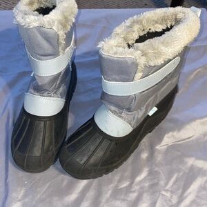 Plush snow
Boots youth size
